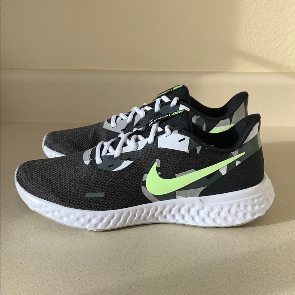 New Nike Revolution 5